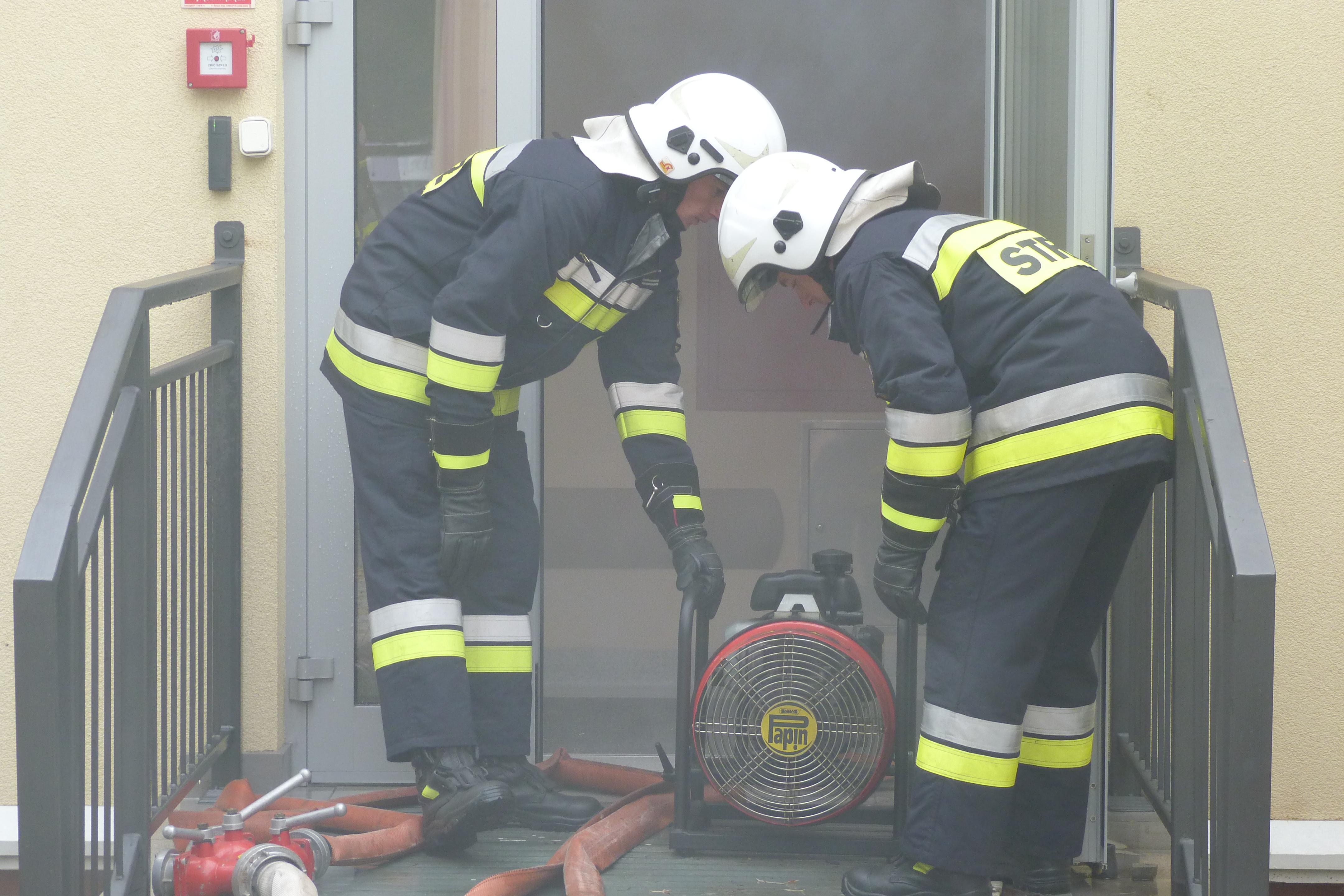 Ćwiczenia zgrywające Ochotniczych Straży Pożarnych - Oddymianie budynku