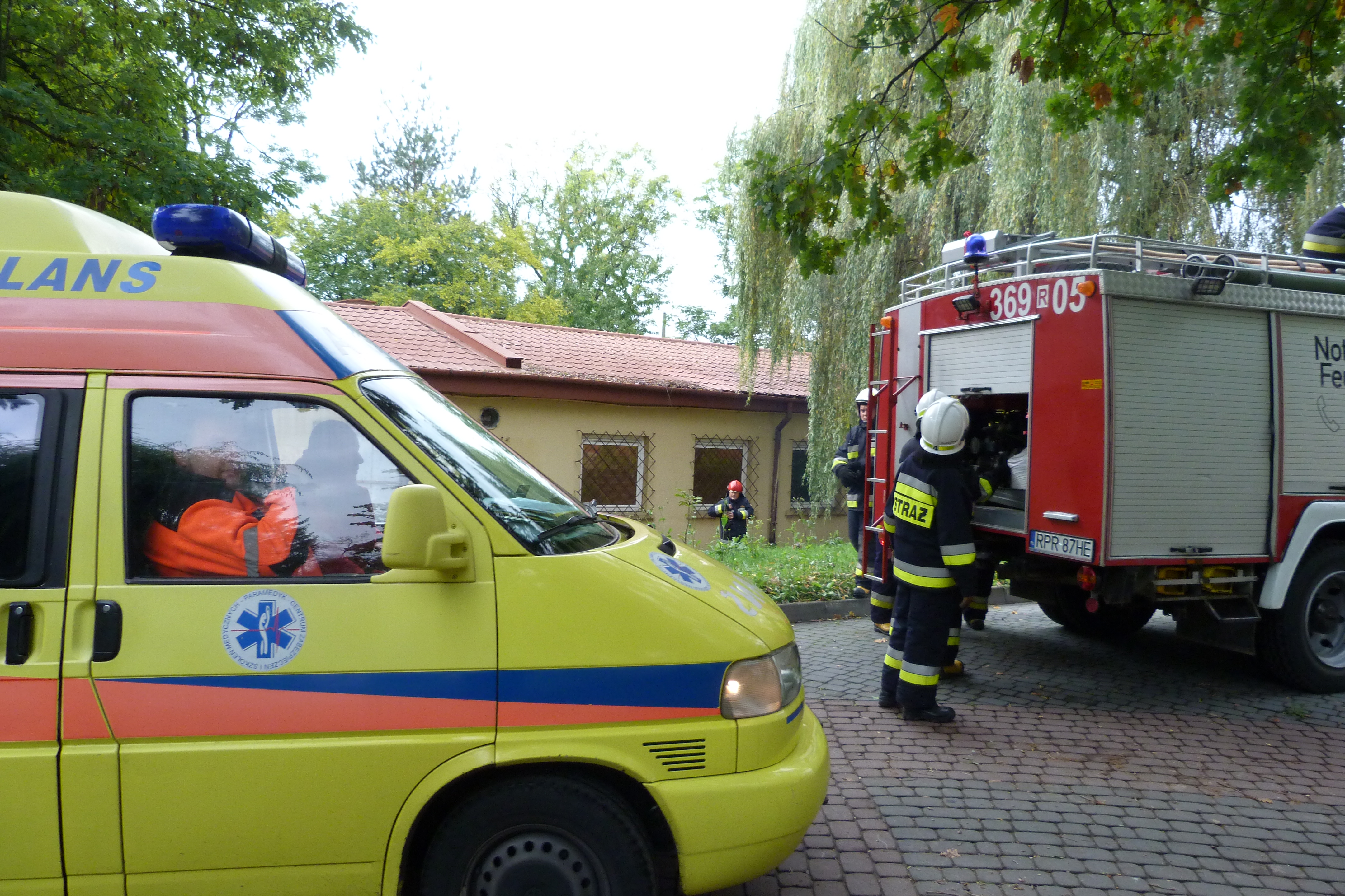 Ćwiczenia zgrywające Ochotniczych Straży Pożarnych - pojazd ambulansu oraz wóz strażacki