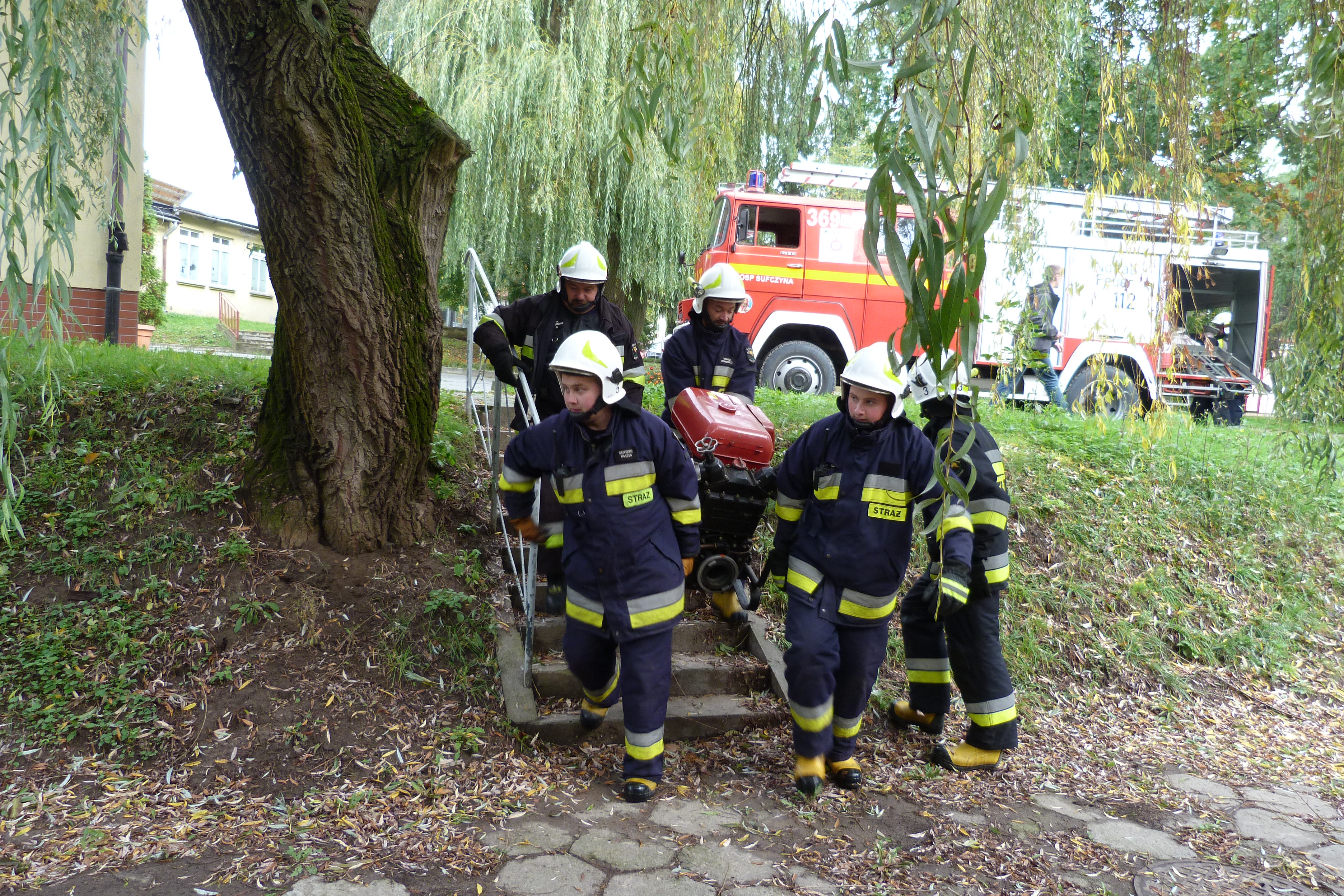 Ćwiczenia zgrywające Ochotniczych Straży Pożarnych - Strażacy podczas ćwiczeń