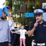 II Rodzinny Piknik Zdrowia - Przedstawiciel Policji opowiada dzieciom o swojej pracy