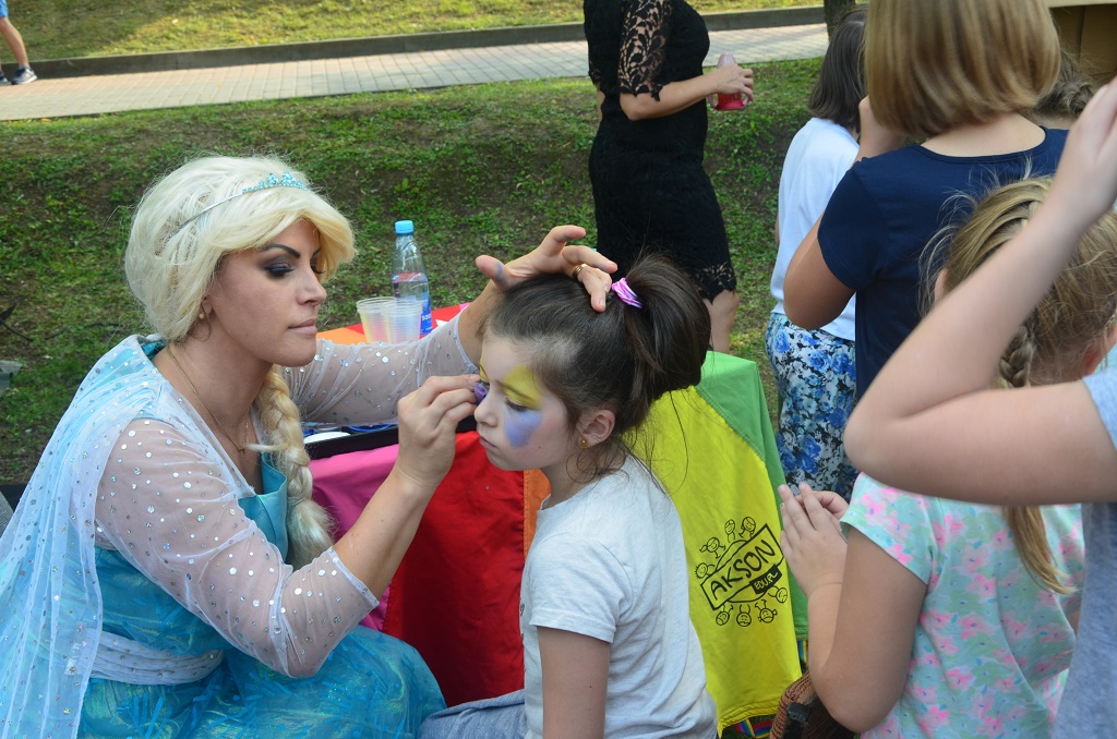 II Rodzinny Piknik Zdrowia - malowanie twarzy - zajęcia dla dzieci