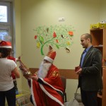 Mikołaj rozdaje prezenty dla dzieci (pacjentów Oddziału Dziennego)