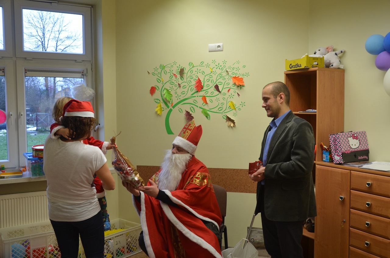 Mikołaj rozdaje prezenty dla dzieci (pacjentów Oddziału Dziennego)