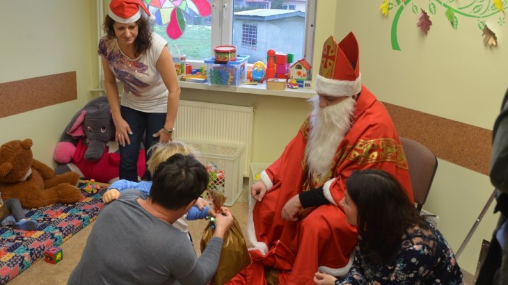 Mikołaj rozdaje prezenty dzieciom (pacjentom Oddziału Dziennego)