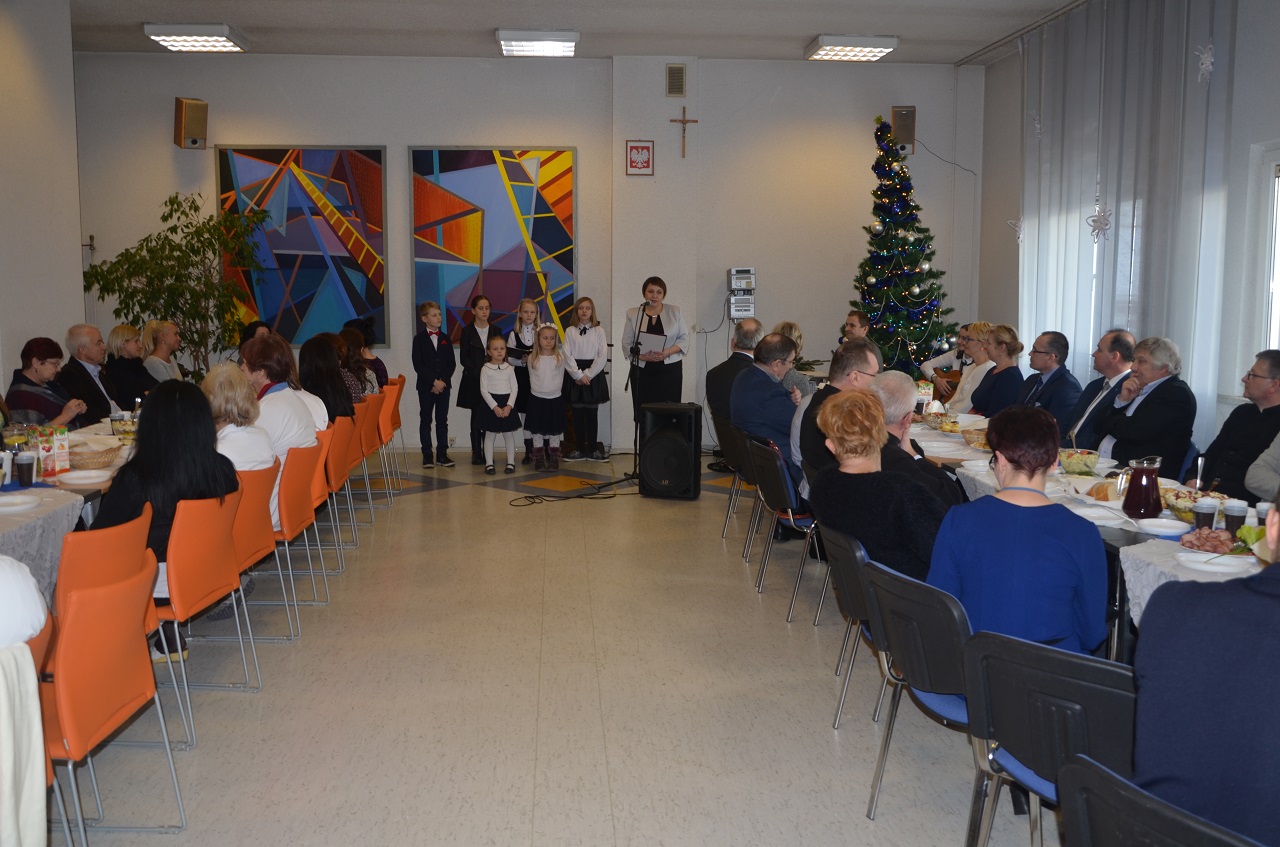 Spotkanie opłatkowe - występ dzieci ze Szkoły Podstawowej w Ostrowie
