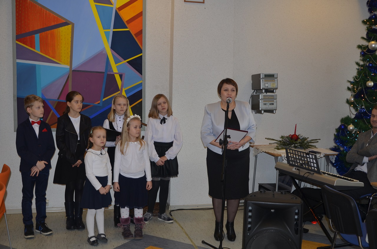 Spotkanie opłatkowe - występ dzieci ze Szkoły Podstawowej w Ostrowie oraz Przemówienie Pani Dyrektor Barbary Stawarz