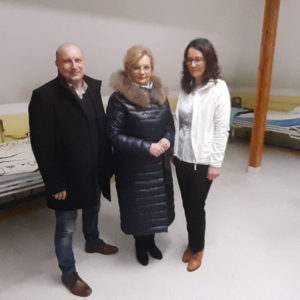 Zdjęcie przedstawia pracowników szpitala wraz z Panią dyrektor WPSP w pomieszczeniu przygotowanym dla uchodźców z Ukrainy.