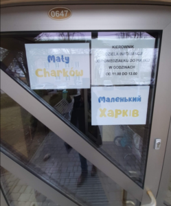 zdjęcie przedstawia drzwi wejściowe do budynku przeznaczonego dla uchodźców z Ukrainy.