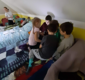 Zdjęcie przedstawia dzieci z Ukrainy w ich chwilowym domu stworzonym przez naszą placówkę. 