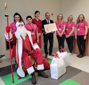 zdjęcie przedstawia św. Mikołaja wraz z pielęgniarkami oraz wójtem gminy Żurawica.