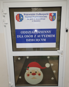 zdjęcie przedstawia naklejonego św. Mikołaja na drzwiach do oddziału dziennego dla osób z autyzmem dziecięcym.