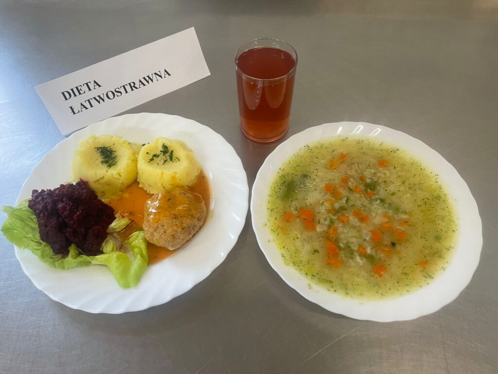 zdjęcie obiadu złożonego z: zupy koperkowej, kotleta mielonego, ziemniaków, ćwikły oraz kompotu.