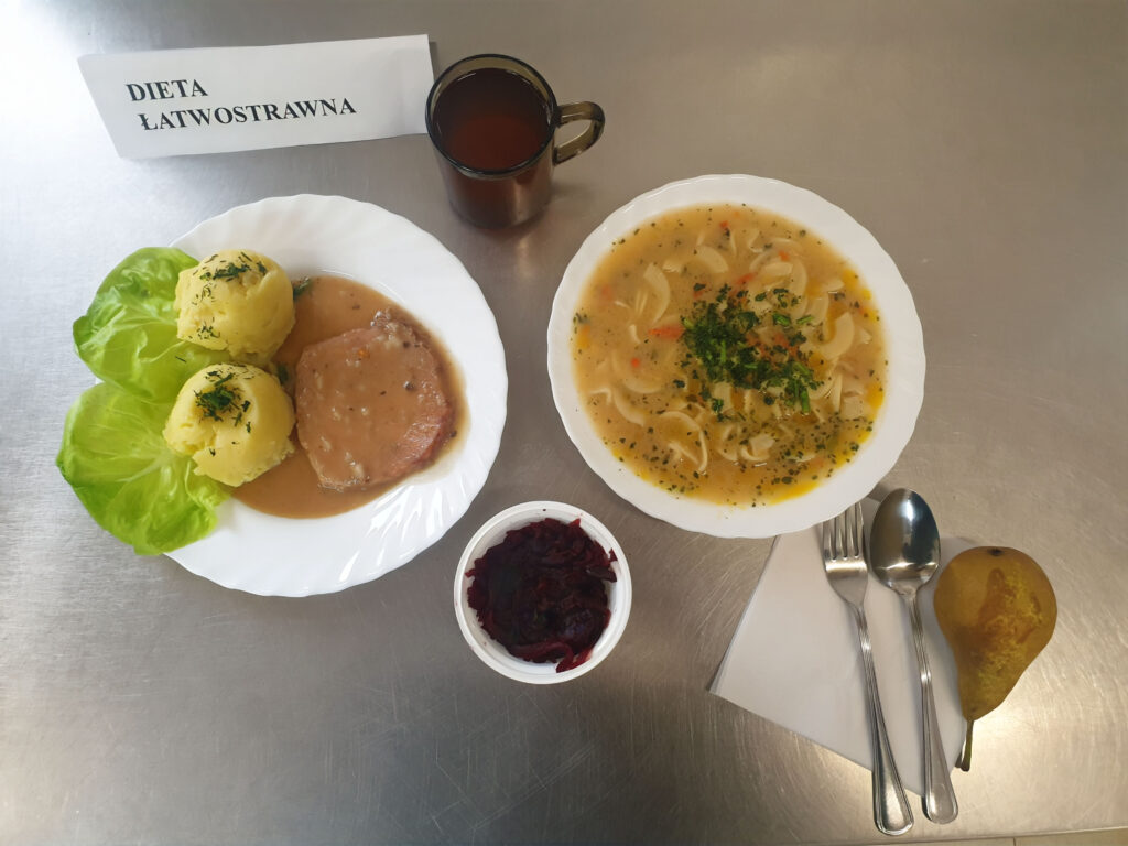 zdjęcie obiadu złożonego z: zupy ogonowej z ryżem, mortadeli w sosie chrzanowym, ziemniaków, ćwikły oraz kompotu.