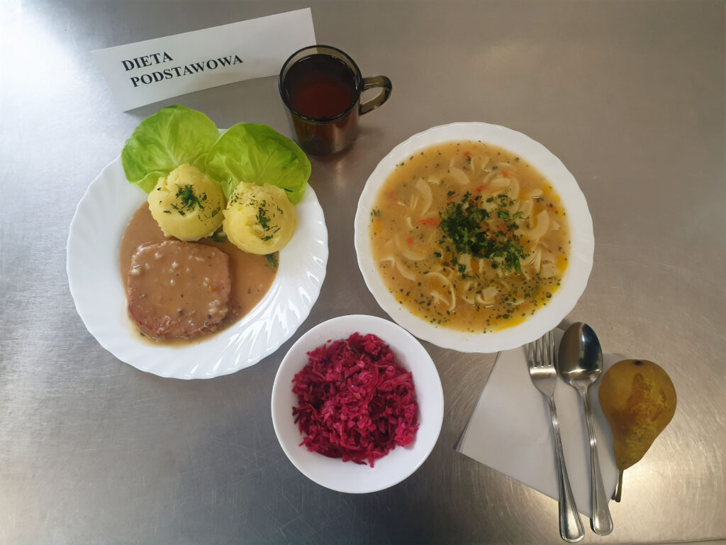 zdjęcie obiadu złożonego z: zupy ogonowej z ryżem, mortadeli w sosie chrzanowym, ziemniaków, kapusty i buraka oraz kompotu.