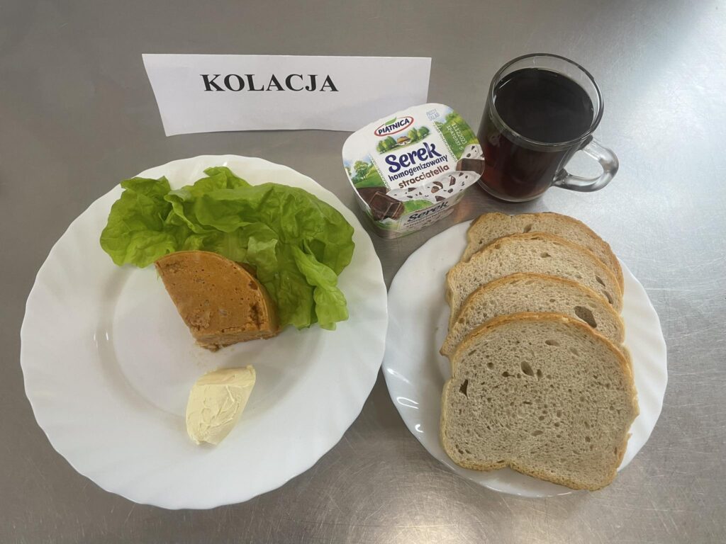 zdjęcie kolacji złożonej z:paprykarza szczecińskiego, sałaty zielonej, chleba, margaryny oraz herbaty.