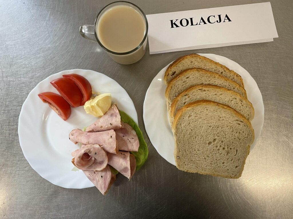 zdjęcie kolacji złożonej z: szynki, chleba, margaryny oraz herbaty.