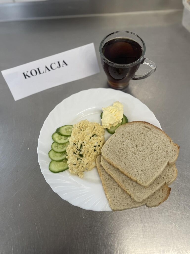 zdjęcie kolacji złożonej z: pasty z jaj, chleba, margaryny oraz herbaty.