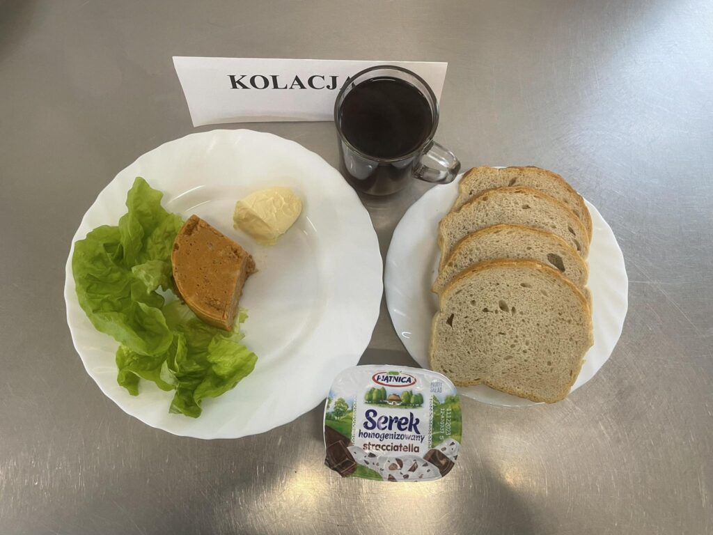 zdjęcie kolacji złożonej z:paprykarza szczecińskiego, sałaty zielonej, chleba, margaryny oraz herbaty.