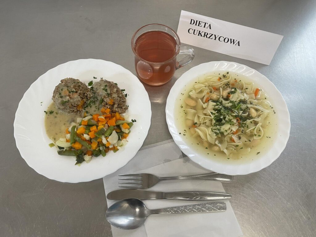zdjęcie obiadu złożonego z: zupy fasolowej z makaronem, kaszotta z warzywami, sosu pieczarkowego oraz kompotu.