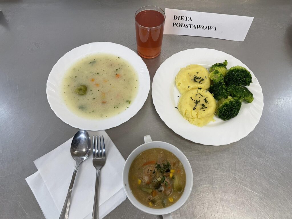 zdjęcie obiadu złożonego z: zupy grysikowej, gulaszu segedyńskiego, ziemniaków oraz kompotu. 
