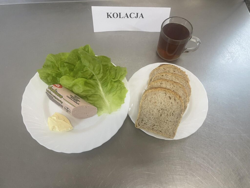 zdjęcie kolacji złożonej z:pasztetui kremowego, sałaty zielonej, chleba, margaryny oraz herbaty.