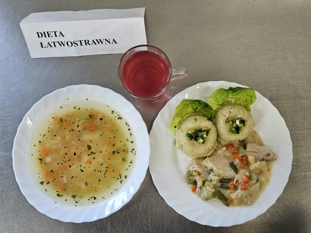 zdjęcie obiadu złożonego z: zupy jarzynowej, kaszotta z mięsem, sosu pieczarkowego oraz kompotu.