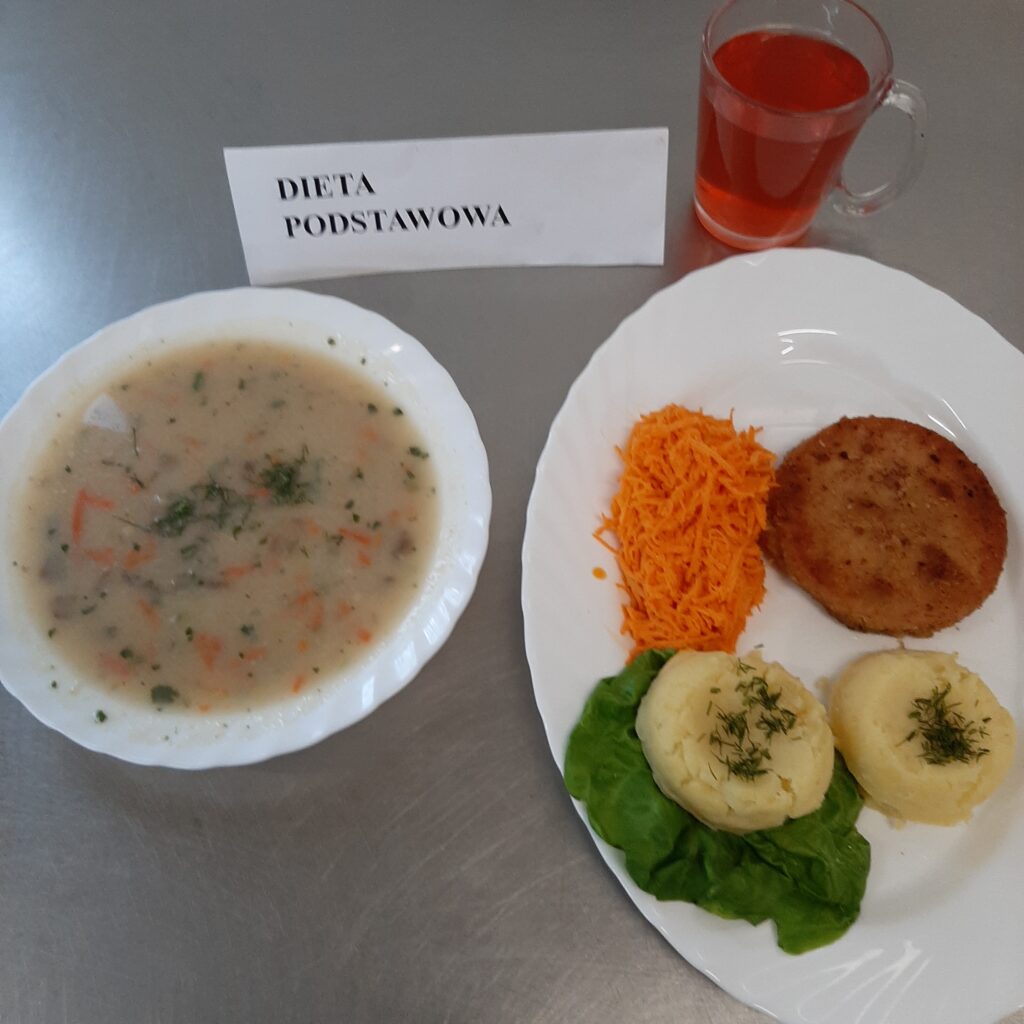 zdjęcie obiadu złożonego z: zupy pieczarkowej, z makaronem, mortadeli panierowanej, ziemniaków, surówki z marchwi i pory oraz kompotu.