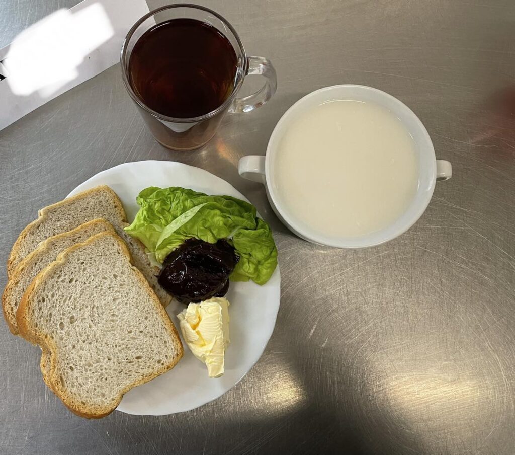 zdjęcie kolacji złożonej z; pasta z twarogu i ryby, chleba, margaryny oraz herbaty.