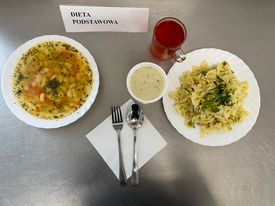zdjęcie obiadu złożonego z: zupy fasolowej z ziemniakami, makaronu ze świeżym brokułem, szpinakiem, sosem serowo-koperkowym oraz kompotu. 