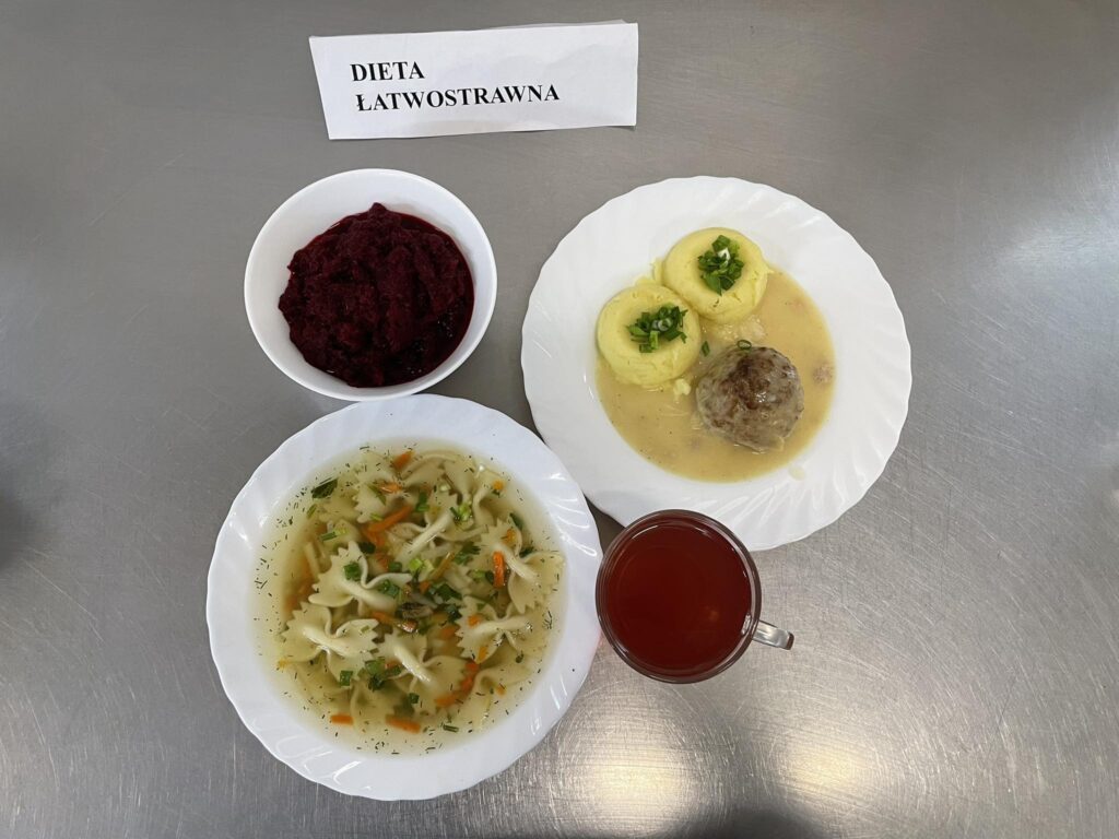 zdjęcie obiadu złożonego z: zupy koperkowej z makaronem, pulpet w sosie chrzanowym, ziemniaków, ćwikły oraz kompotu.