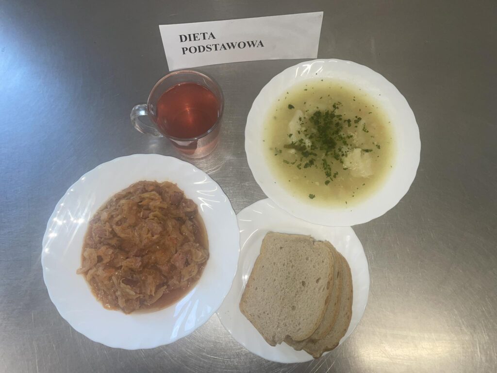 zdjęcie obiadu złożonego z: zupy kalafiorowej z ziemniakami, bigosu, chleba oraz kompotu.