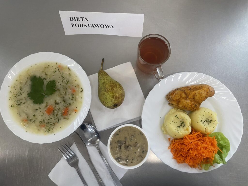 zdjęcie obiadu złożonego z; zupy ogórkowej z ryżem, piersi kurczaka w sosie pieczarkowym, ziemniaków, marchwi z chrzanem, kompotu oraz gruszki.