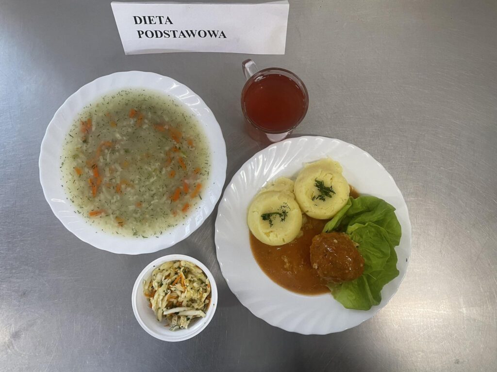 zdjęcie obiadu złożonego z: zupy koperkowej z ryżem, pulpetów w sosie pomidorowym, ziemniaków, surówki colesław oraz kompotu.