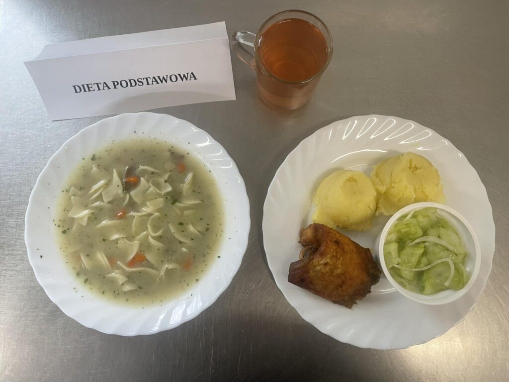 Zdjęcie obiadu złożonego z: zupa pieczarkowa z makaronem, dramsików, ziemniaków, mizerii oraz kompotu.