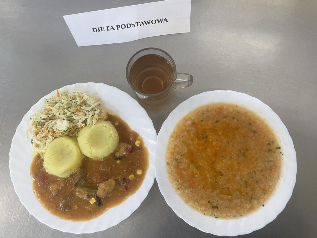 zdjęcie obiadu złożonego z: zupy pomidorowej z ryżem, leczo, ziemniaków, surówki z pekińskiej sałaty oraz kompotu