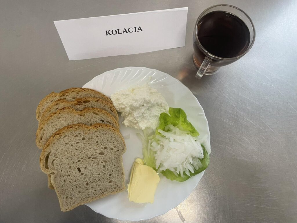 zdjęcie kolacji złożonej z: twarogu, chleba, margaryny, herbaty, rzodkiewki białej, sałaty zielonej oraz herbaty.