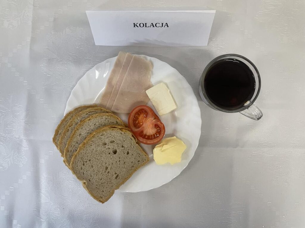 zdjęcie kolacji złożonej z: sera topionego, pomidora, chleba, margaryny oraz herbaty.
