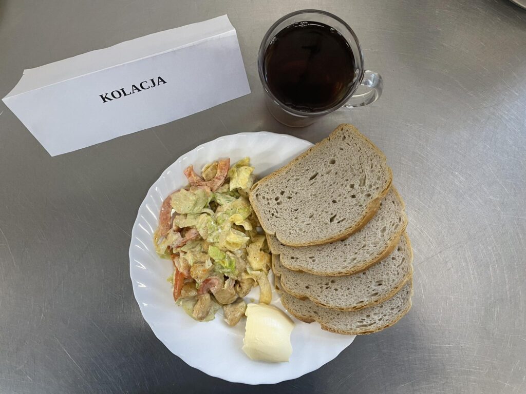zdjęcie kolacji złożonej z: sałatki gyros, chleba, margaryny oraz herbaty.