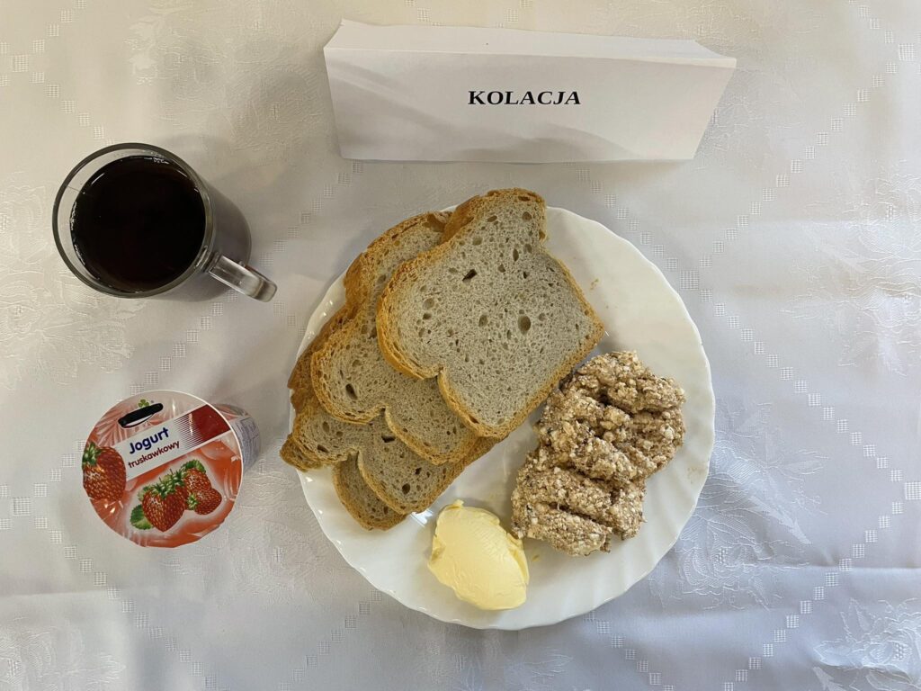 Zdjęcie kolacji złożonej z:pasty z twarogu i ryby, chleba, margaryny oraz herbaty.