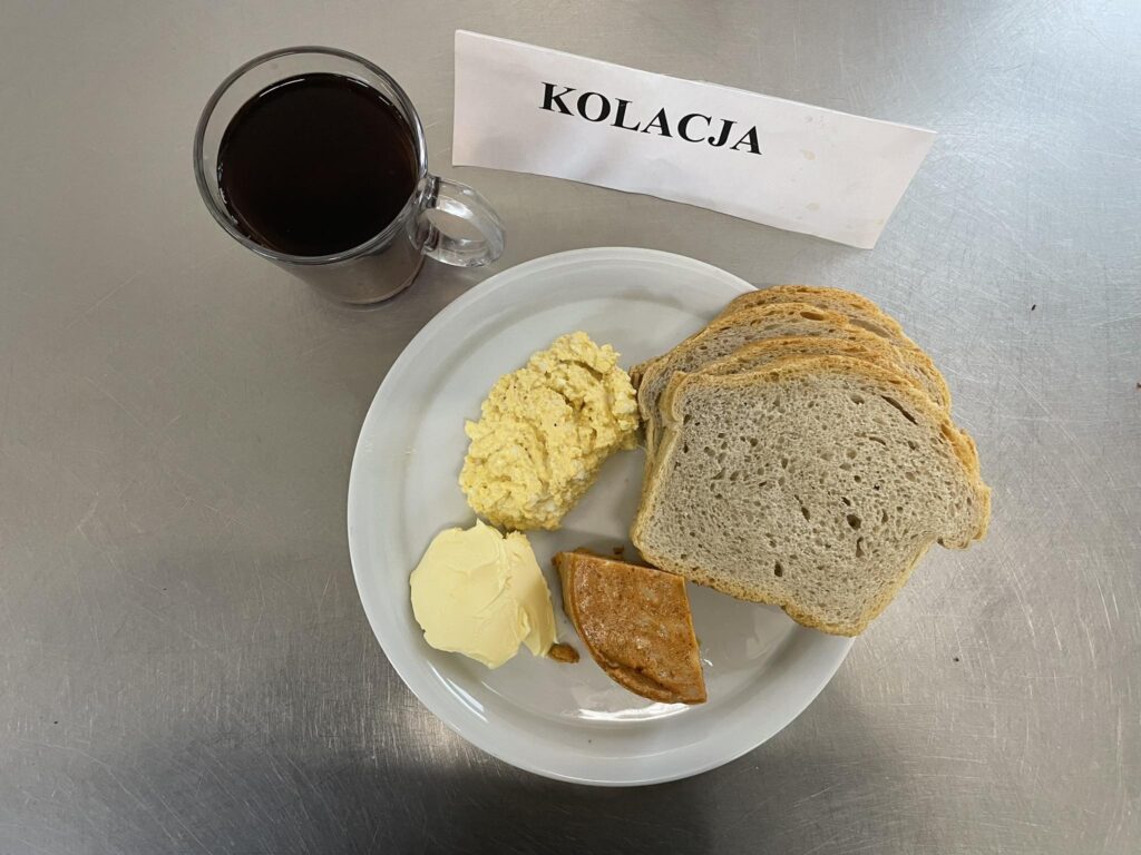 zdjęcie kolacji złożonej z: paprykarza szczecińskiego, chleba, margaryny, pasty jajecznej oraz herbaty.