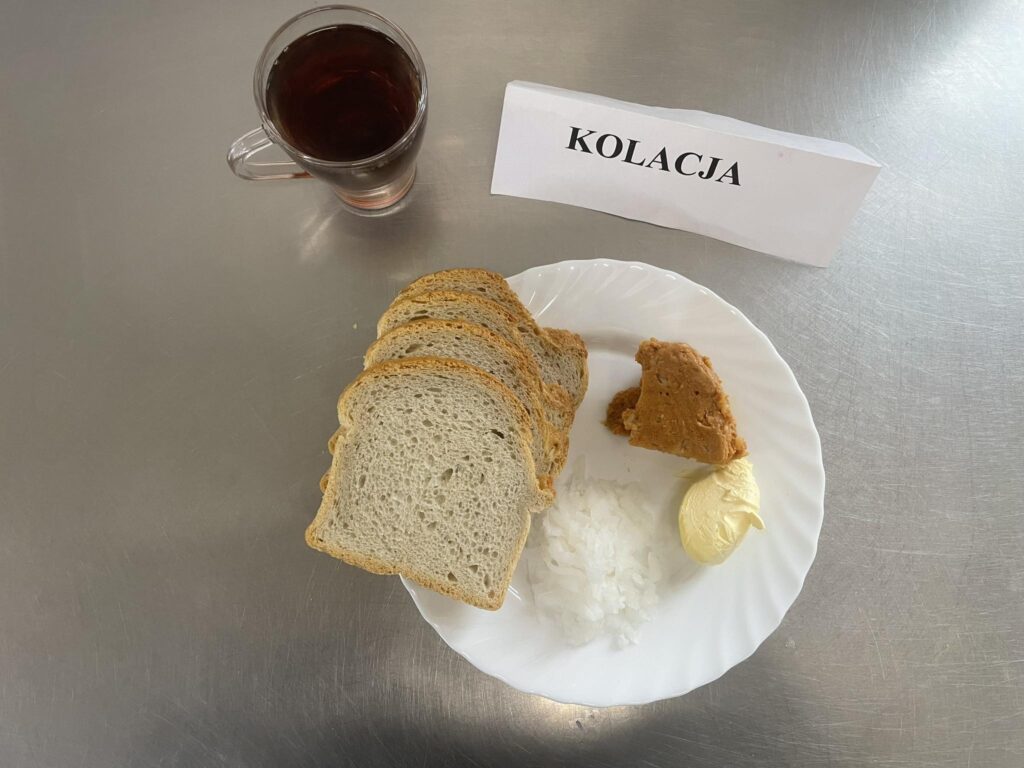 kolacja złożona z: paprykarza szczecińskiego, chleba, margaryny oraz herbaty.