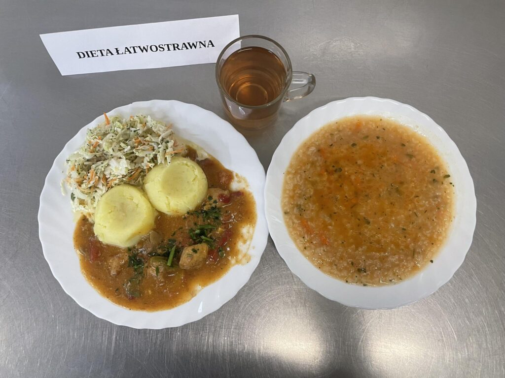 zdjęcie obiadu złożonego z: zupy pomidorowej z ryżem, leczo, ziemniaków, surówki z pekińskiej sałaty oraz kompotu