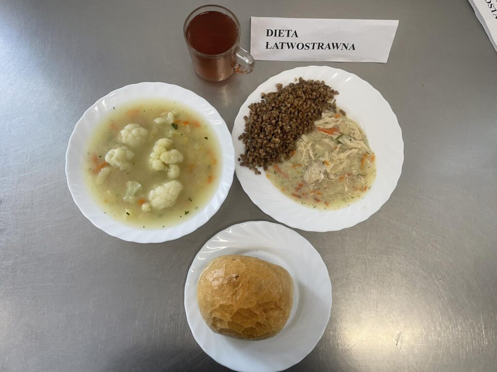 zdjęcie obiadu składającego się z: zupy kalafiorowej z ziemniakami, potrawki drobiowej, kaszotta z warzywami oraz kompotu.