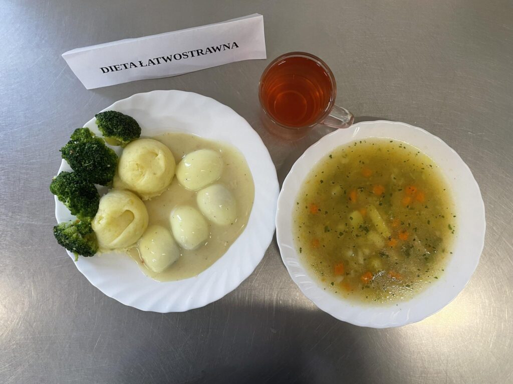 Zdjęcie obiadu złożonego z: zupy jarzynowej ziemniaków, jajek , brokułów oraz kompotu.