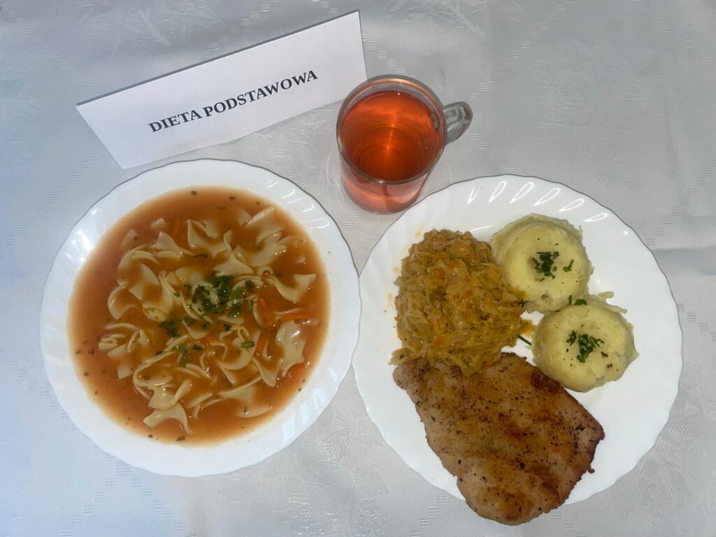 zdjęcie obiadu złożonego z: zupy pomidorowej z makaronem, kotleta schabowego, ziemniaków, kapusty smażonej oraz kompotu.