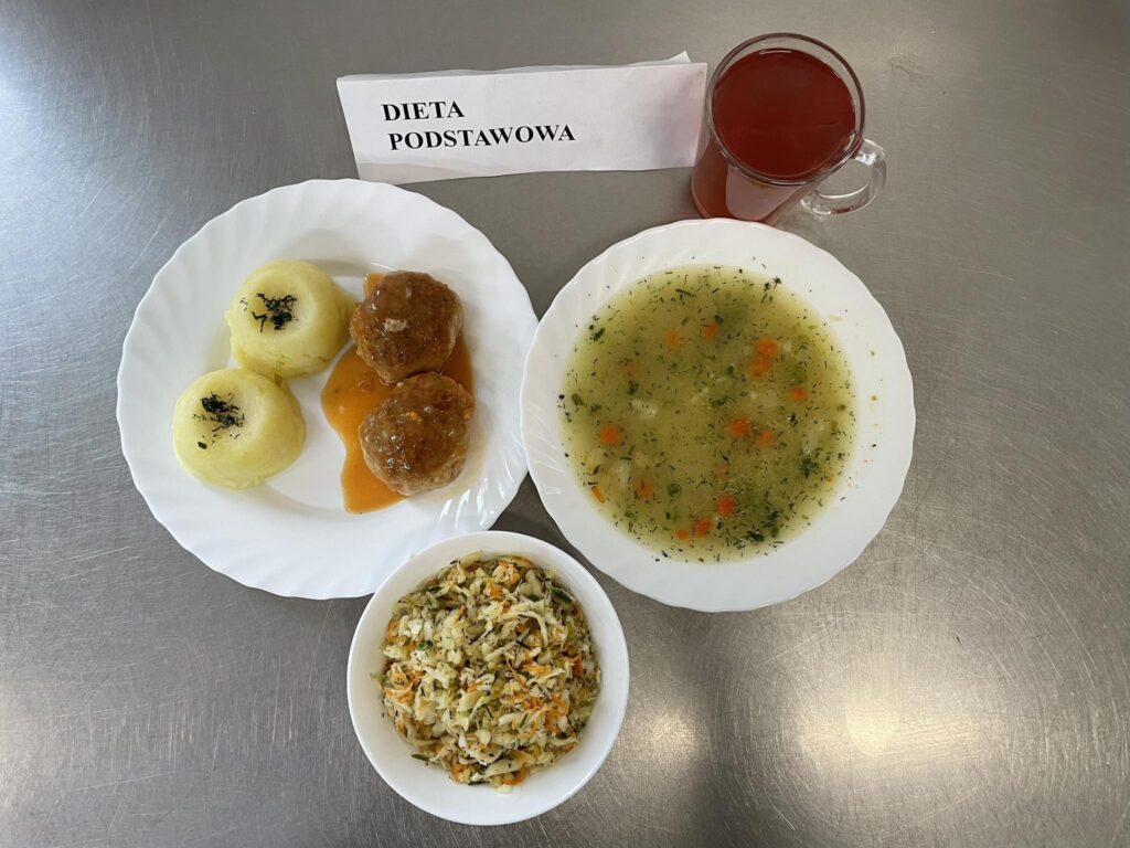 obiad złożony z: zupy koperkowej z ryżem, pulpeta w sosie pomidorowym, surówki colesław, ziemniaków oraz kompotu.