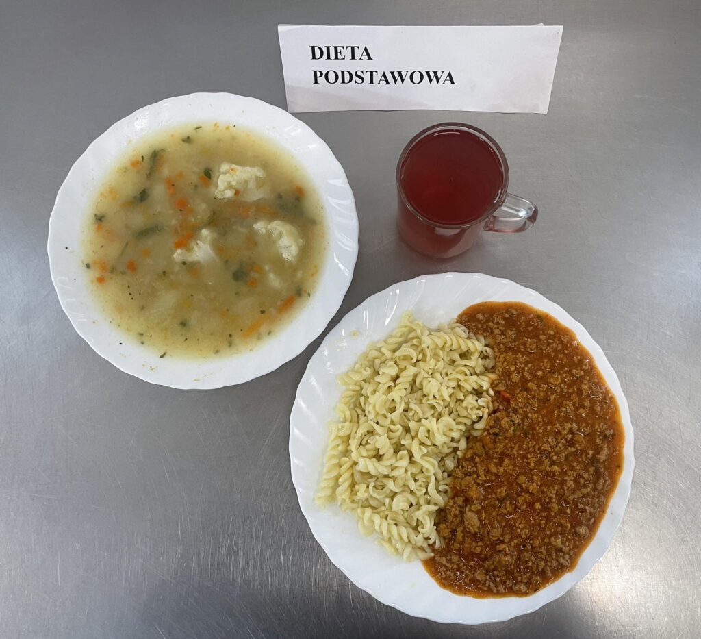 zdjęcie obiadu złożonego z: zupy kalafiorowej z ziemniakami, makaronu z sosem bolognese oraz kompotu.