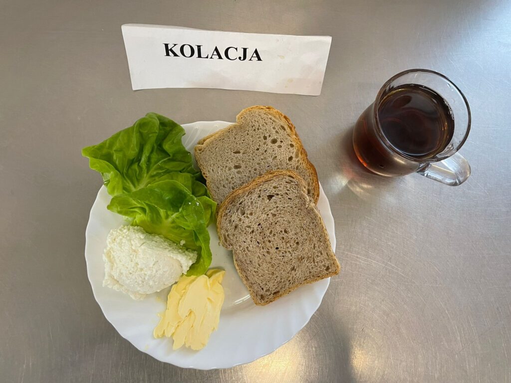 kolacja z; chleba mazowieckiego, margaryny śniadaniowej, pasty twarogowej na jogurcie, sałaty oraz herbaty czarnej.