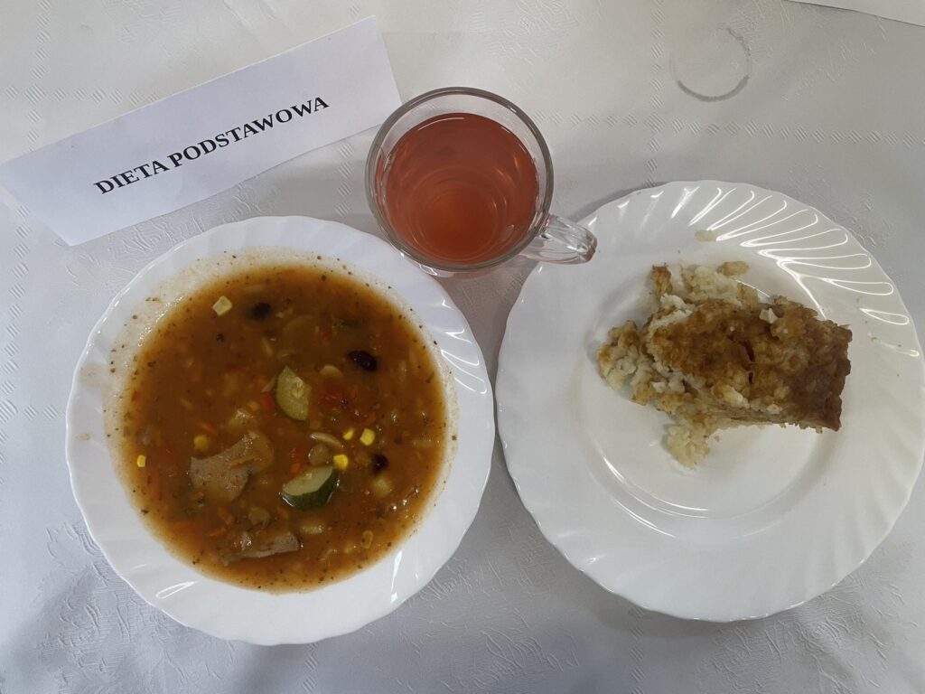 zdjęcie obiadu złożonego z: zupy bogracz, ryżu z jabłek oraz kompotu