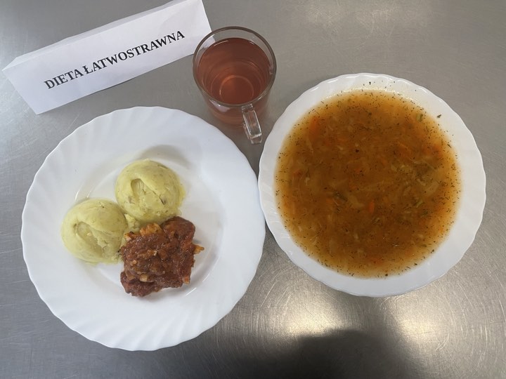obiad złożony z: zupy kapuśniak, ryba po włoskiej, ziemniaków puree, mizeria, chałka zdobna oraz kompot. 